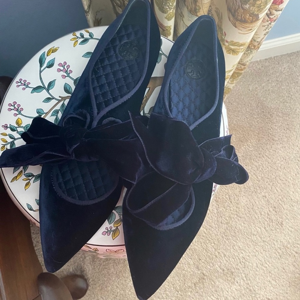 NWOT Tory Burch Navy velvet pointed flats